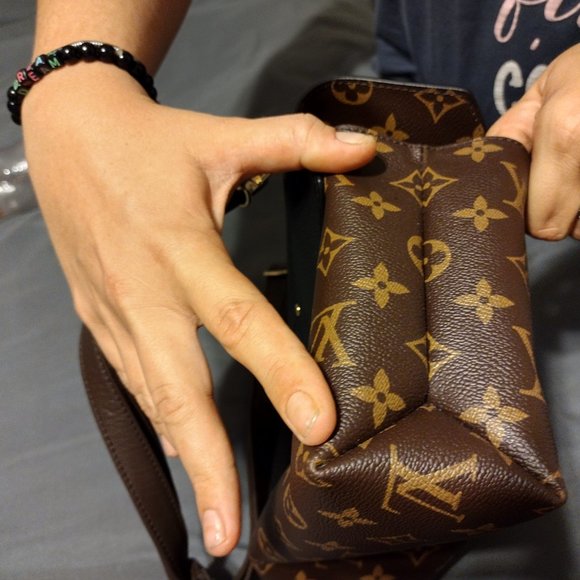 Louis Vuitton crossbody - Picture 8 of 10